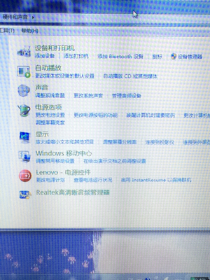 联想笔记本电脑为什么插上耳机,耳机和外音都有是怎么回事? 求解决